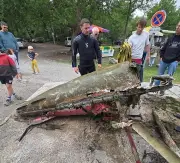 Un réservoir d'avion repêché dans le lac de Cazaux par des plongeurs
