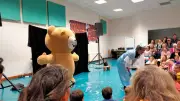 Un spectacle théâtral explore la parentalité avec humour à Clermont-l'Hérault
