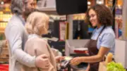 Une caissière licenciée après 25 ans pour une erreur de 2,50 euros : un scandale disproportionné