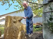 Une tête de bélier romane retrouvée après 46 ans dans un jardin girondin