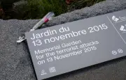 Vandalisme au jardin mémoriel du 13-Novembre : des tags injurieux et des étoiles de David