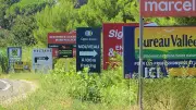 Vendargues reçoit le prix de 'La France Moche' 2025 pour sa forêt de panneaux publicitaires