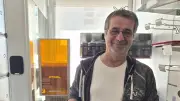 Vincent Dolique grave dans le cristal avec son laser UV à La Grande-Motte