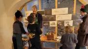 Vincent Pouydesseau anime un atelier d'herbier poétique en Lozère