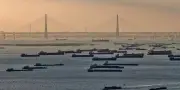 Voyage dans l'usine du monde : le rouleau compresseur industriel chinois