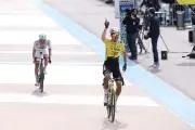 Wout Van Aert triomphe enfin à Paris-Roubaix, mettant fin à sa malédiction