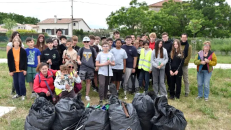 Collecte pédagogique de déchets au collège Maffre Baugé à Paulhan