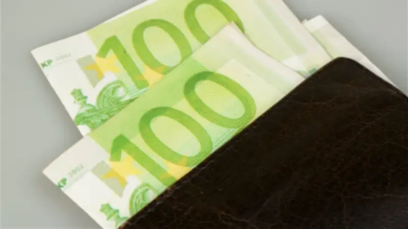 Un père obtient l'arrêt de la pension alimentaire car son fils gagne autant que lui