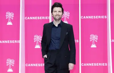 Adam Scott imagine une série absurde avec des lions et des chaises