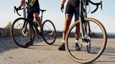 Agressé à la barre de fer pour un passage étroit : deux cyclistes portent plainte