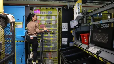 Amazon : plongée dans un centre logistique de 4 000 salariés et robots