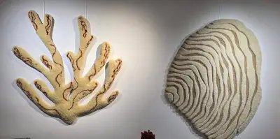 Anke Loedts expose ses tapis tuftés inspirés de la forêt et de l'océan