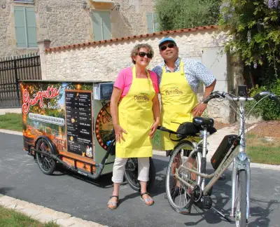 Au Fleix, une crêperie ambulante sur tricycle autonome anime les quais