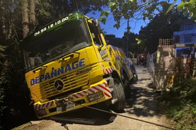 Camion en panne, dépanneuse bascule dans le fossé près de Grasse