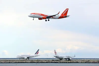 Cannes 2026 : des militants écologistes appellent les stars à voyager en classe éco