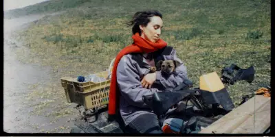 Cannes 2026 : Manuela Oyarzun et le chiot Yuri, un duo touchant dans « La Chienne »