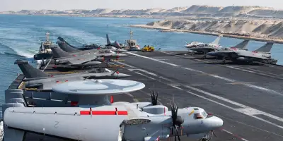 Charles de Gaulle franchit Suez vers Golfe d'Aden