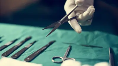 Ciseaux de 15 cm oubliés dans son ventre pendant 7 mois
