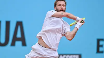 Corentin Moutet baisse son short à Hambourg et reçoit un avertissement