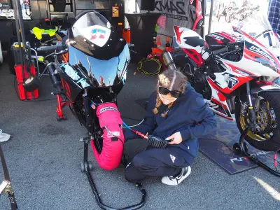 Des apprentis conçoivent et testent leur moto de course à Fontenay-le-Comte