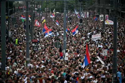 Des dizaines de milliers de Serbes manifestent contre la corruption à Belgrade