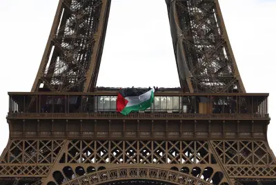 Des militants arrêtés après avoir déployé un drapeau palestinien sur la tour Eiffel