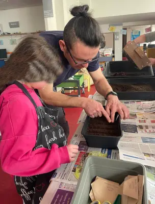 Des plants de tomates pour financer un voyage à Paris des jeunes de Blasimon
