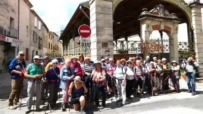Des randonneurs de Grenoble découvrent Calvisson sous le soleil