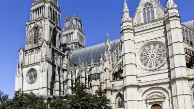 Deux jeunes chutent de la cathédrale d'Orléans en voulant escalader pour le lever du soleil
