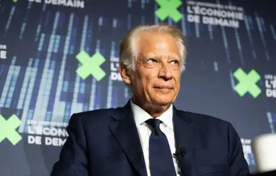 Dominique de Villepin restitue deux statuettes reçues au Quai d'Orsay
