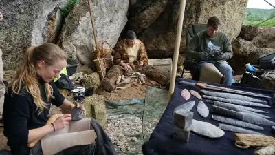 En Dordogne, un congrès international de tailleurs de silex célèbre l'intelligence préhistorique
