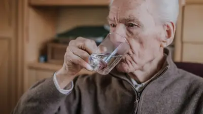 Facture de 800 € pour deux verres d'eau : un retraité de 99 ans en Ehpad