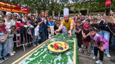 Feria d'Alès : concours de lancer de plateau de paëlla, Mika champion invaincu