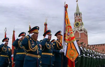Guerre en Ukraine : Poutine défile sur la place Rouge sans chars, trêve fragile