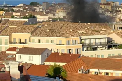 Incendie dans un parking du vieil Antibes : un nuage de fumée noire visible