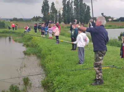 Initiation à la pêche pour 34 élèves malgré la pluie à Lagarrigue