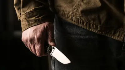 Jaloux obsessionnel armé d'une machette pourchasse le nouveau compagnon de son ex