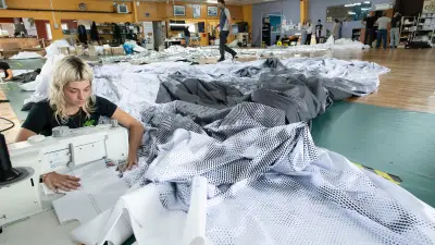 JR transforme le Pont-Neuf en caverne avec une toile bretonne géante