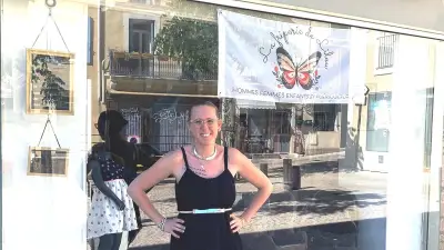 Julie ouvre une friperie sur la place du Marché à Servian