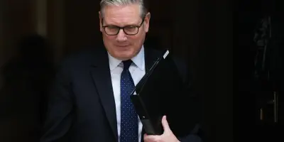 Keir Starmer affirme sa volonté de gouverner malgré une démission