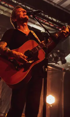 Kiefer Sutherland : rocker sincère et acteur culte, il revient avec 