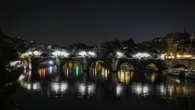 La Caverne du Pont Neuf de JR prend vie à Paris : images de la métamorphose
