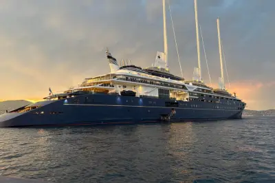 Le plus grand voilier du monde, l'Orient Express Corinthian, fait escale à Saint-Tropez