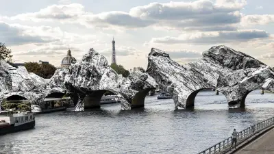 Le Pont-Neuf transformé en caverne géante par JR pour un hommage éphémère