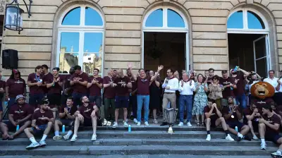 L'UBB fête son titre européen à la mairie de Bordeaux devant des supporters en liesse