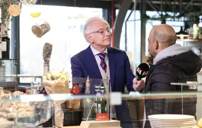 Mac Lesggy en dédicace à Biarritz pour son nouveau livre scientifique