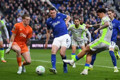 Manchester City accroché par Everton, laisse filer le titre
