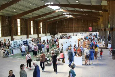 Marché céramique de Bussière-Badil : 49e édition autour du bleu
