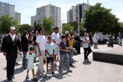 Marche blanche maintenue à Nice malgré tensions : hommage aux victimes de la fusillade