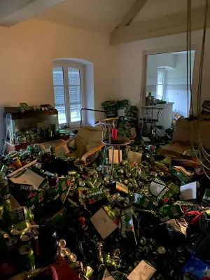 Mauriac : des élus nettoient eux-mêmes un appartement insalubre